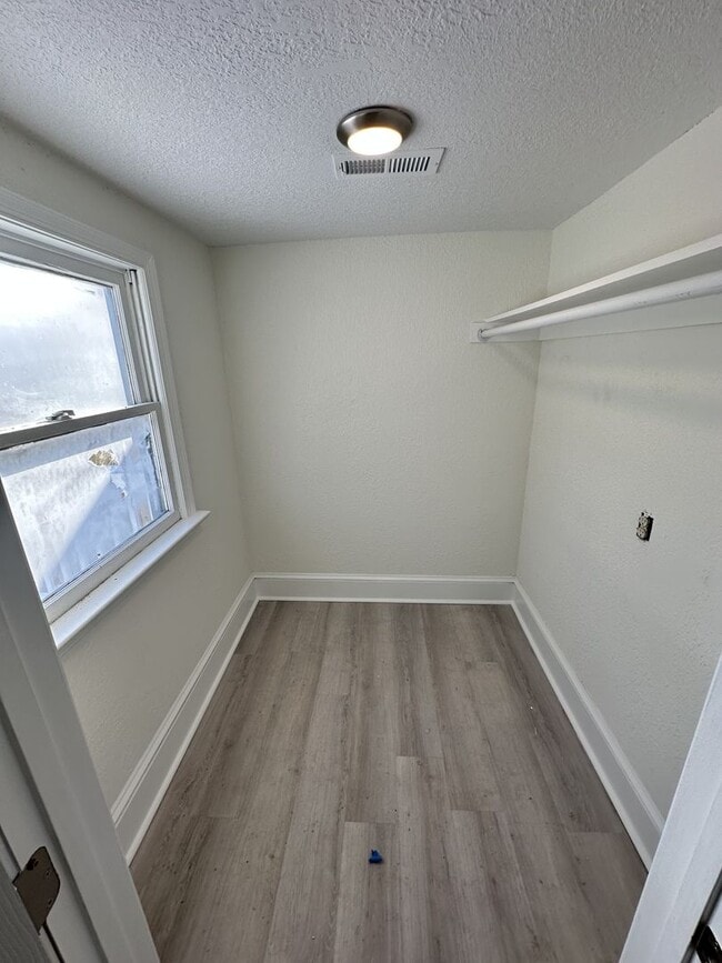 Building Photo - Gorgeous Four Bedroom Completed Upgraded