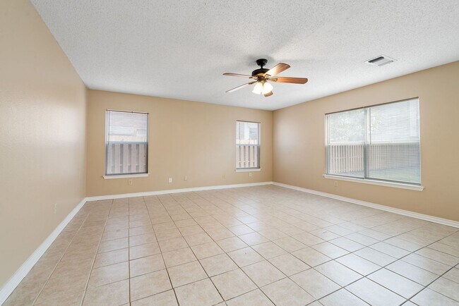 Building Photo - 4 Bedroom/2.5 Bath Redland Springs Subdivision