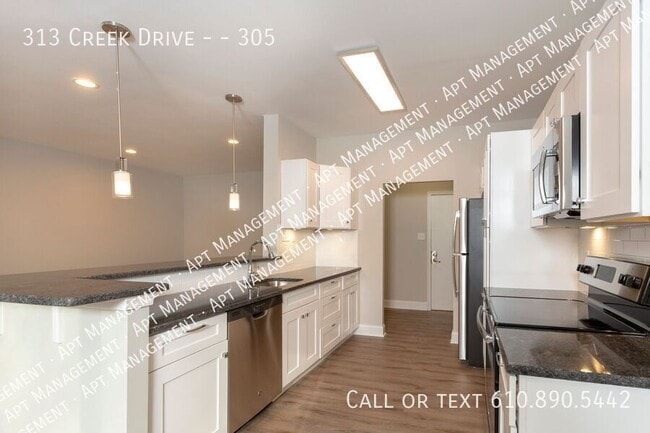 Building Photo - 313 Creek Dr