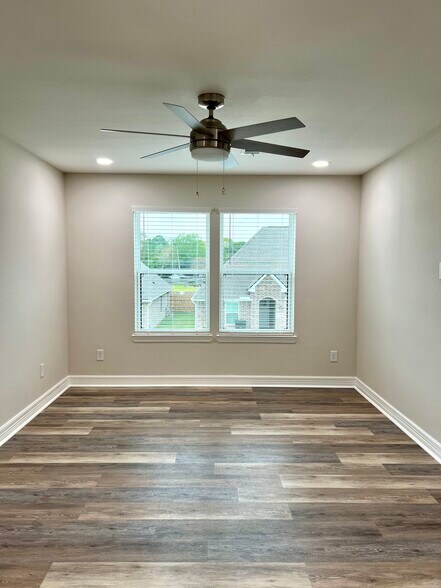 Building Photo - 545 S 28th St