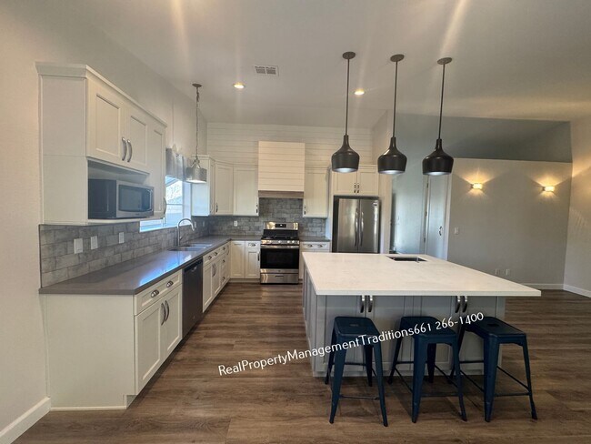 Building Photo - Elegant  4 Bed 2 Bath Home
