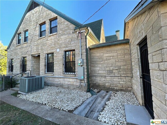 Building Photo - 111 W Fowler Ave