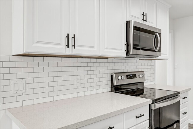 Building Photo - 10607 Des Moines Memorial Dr S