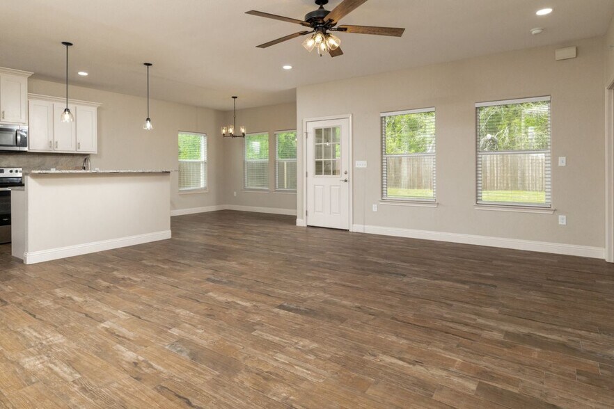 Building Photo - 405 Titus Dr