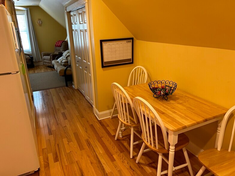 Dining table - 56 Panorama Dr