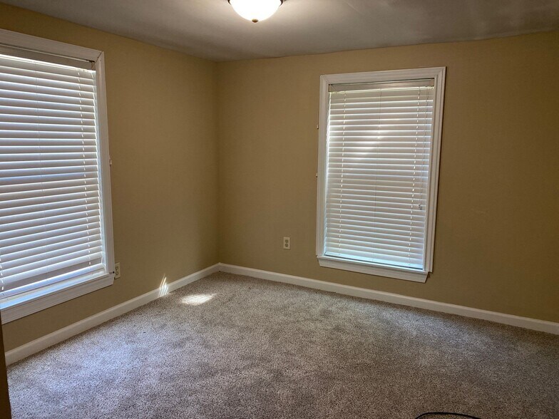 Building Photo - 15 Woodmoss Cv