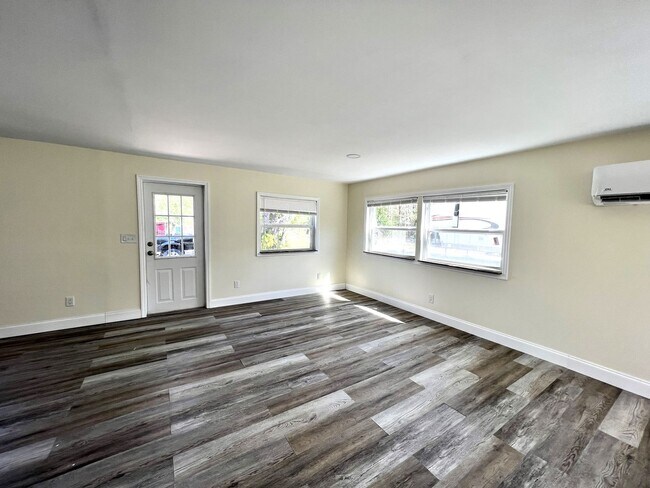 Building Photo - FIRST MONTHS RENT FREE!!! 5 ACRES OF PARAD...