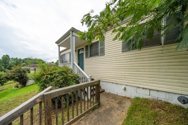 Building Photo - 213 Pine St