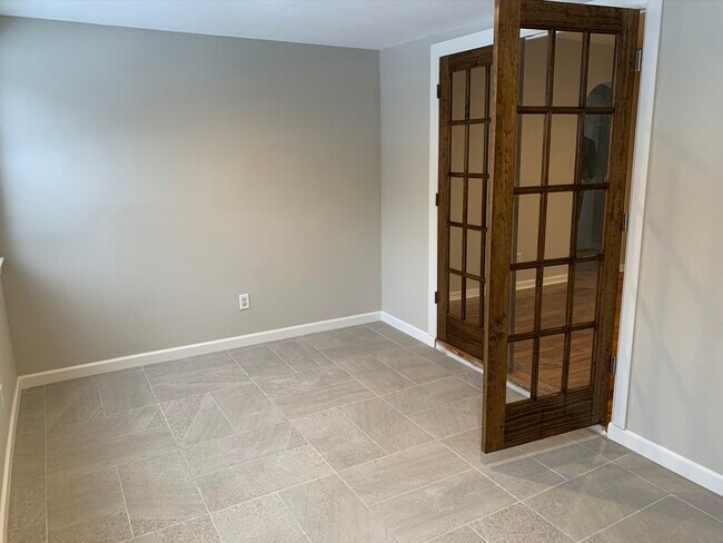 Building Photo - 713 S Lakewood Ave