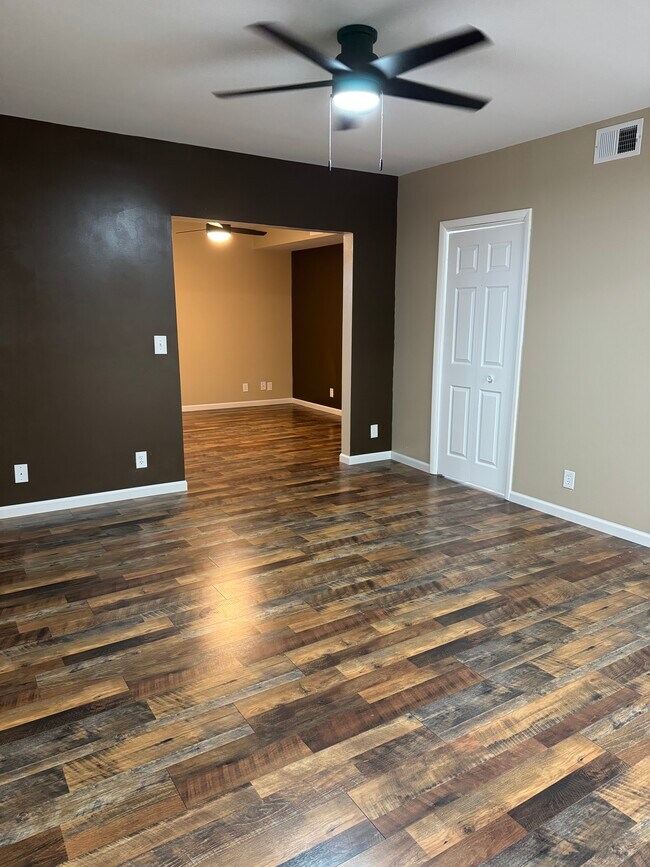 Building Photo - 2905 Glenmore Ave