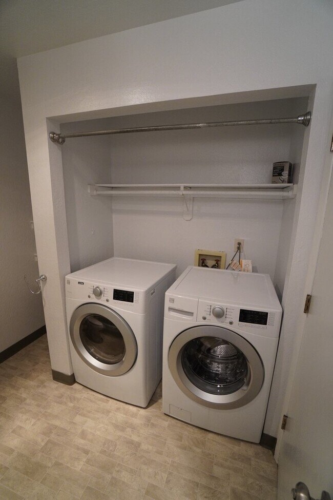 Building Photo - 3 Bedroom East Anchorage Condo!