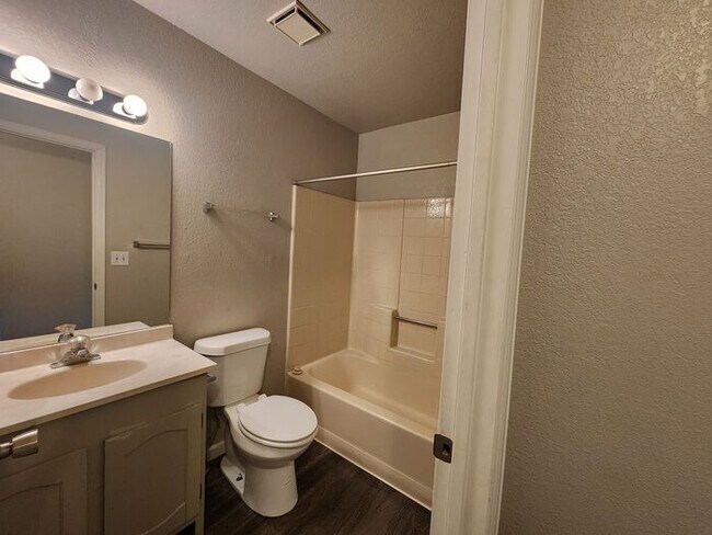 Building Photo - Spacious 3-bedroom, 2.5-bathroom Townhome