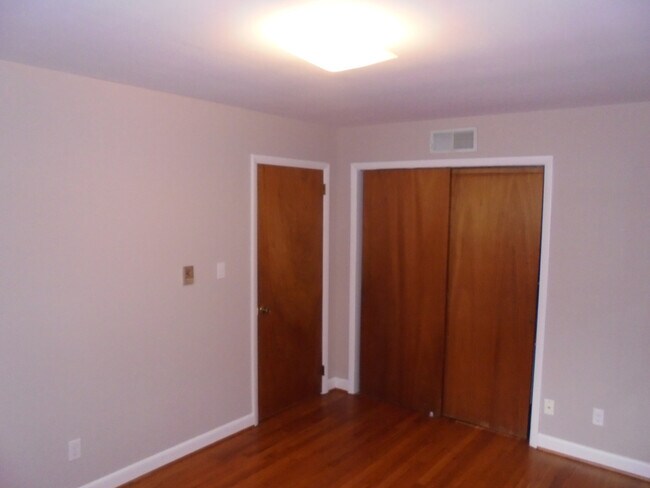 Building Photo - Cozy one level apartment with hardwood floors