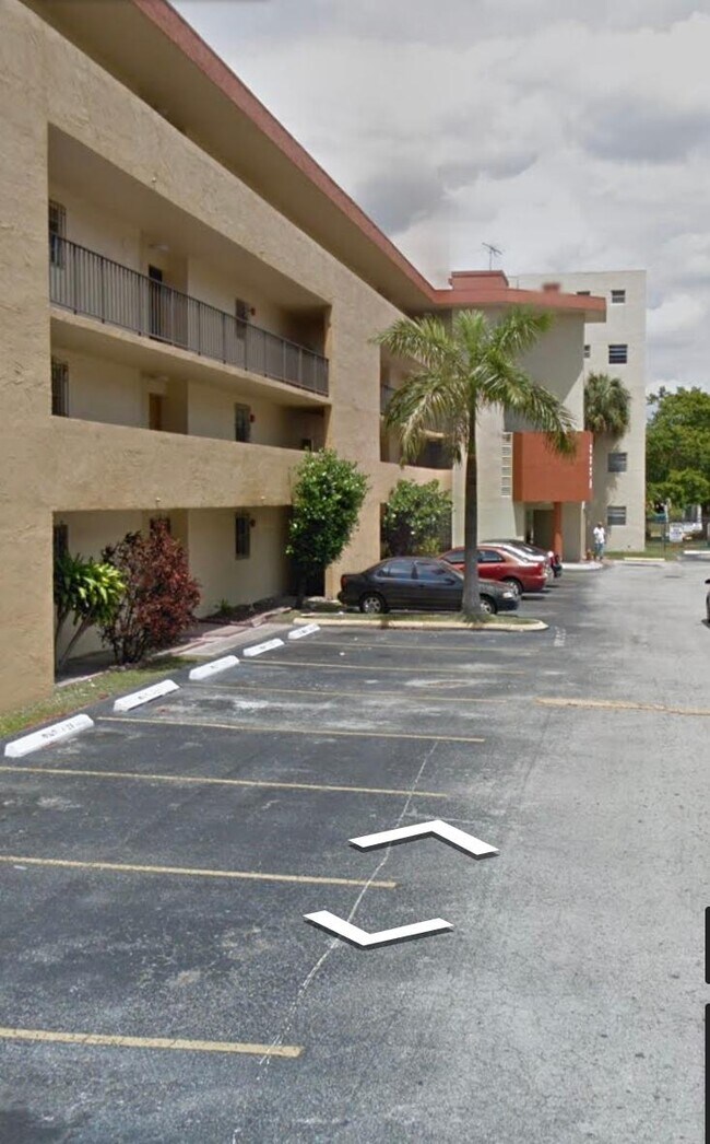 Primary Photo - 8889 Fontainebleau Blvd