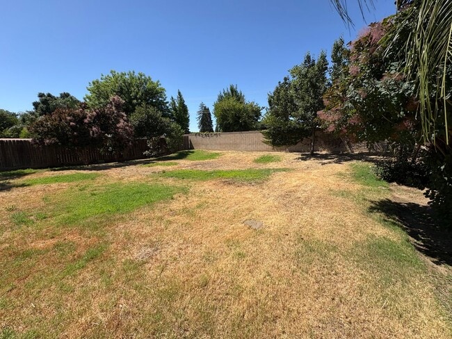 Building Photo - 2 Story Home Near Shopping Center Rent Ready!