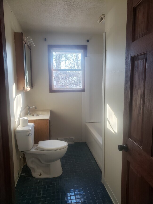 Building Photo - 817 Iroquois Ave