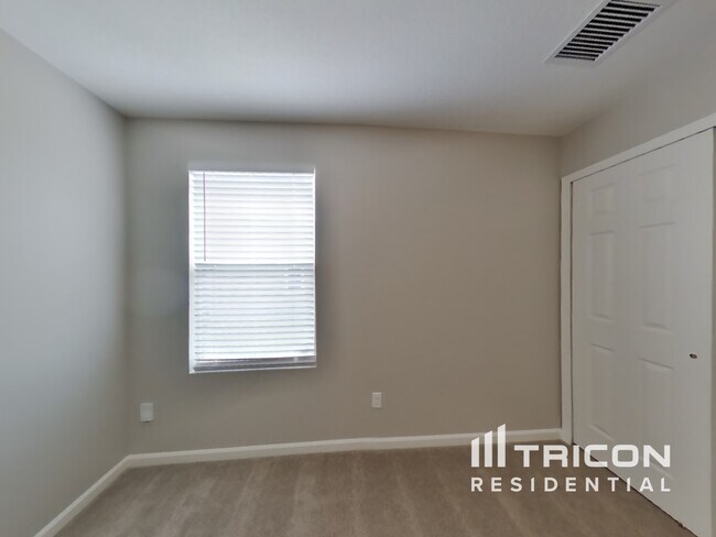 Building Photo - 5890 Round Table Rd