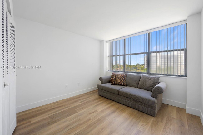 Building Photo - 1300 NE Miami Gardens Dr