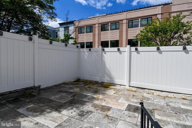 Building Photo - 901 Lawrence St NE