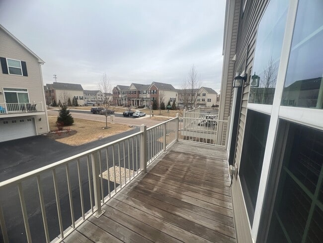 Building Photo - 285 Lakeshore Dr