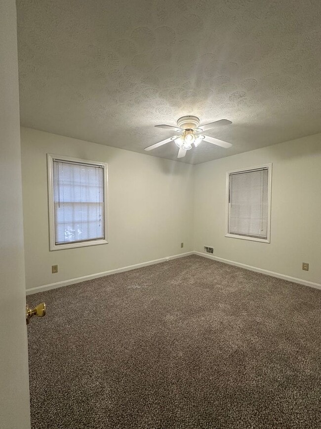 Building Photo - Move-in ready 3 bedroom, 2 bath brick home...