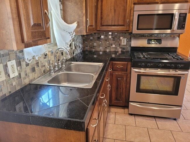 Building Photo - 1107 Devereaux St