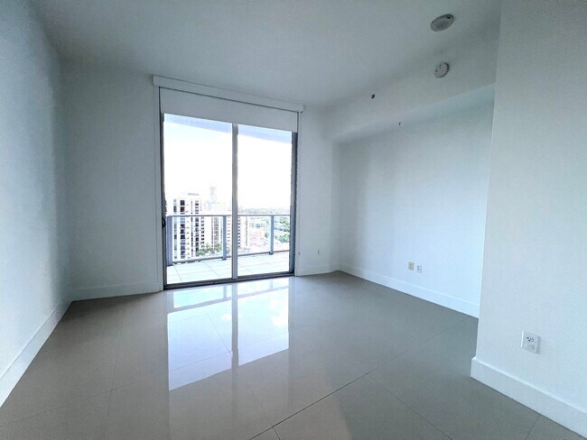 Building Photo - 1010 SW 2nd Ave