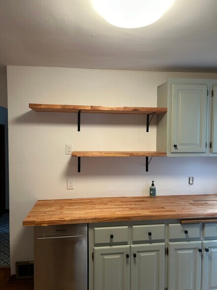 Building Photo - 1202 Buchanan St NE