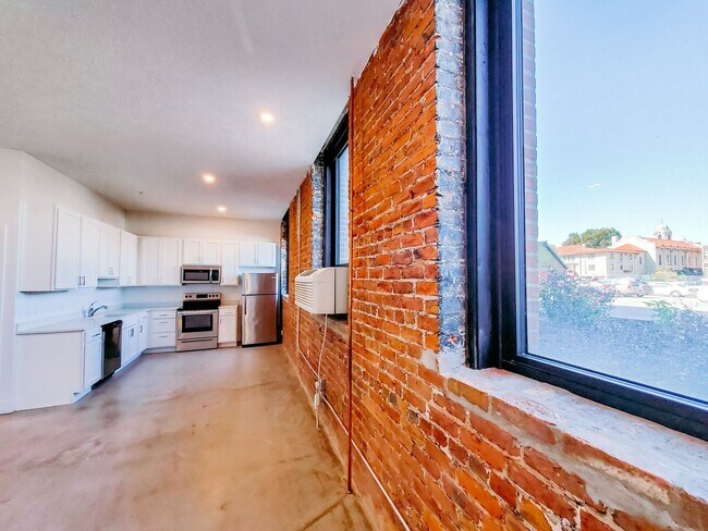 Building Photo - Exposed Brick Studio Apartment at a Great Price!