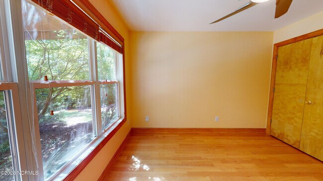 Building Photo - 245 Lakeside Dr
