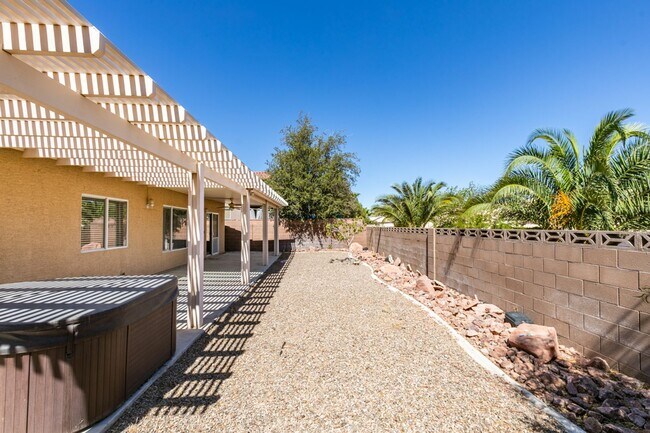 Building Photo - Charming Single-Story Home with Spa & Covered Patio Near Spencer & Wigwam in Las Vegas