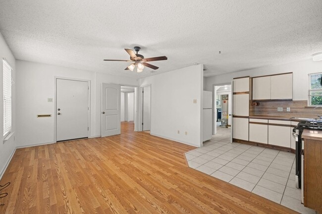 Building Photo - 701 1/2 S Walnut Street Unit