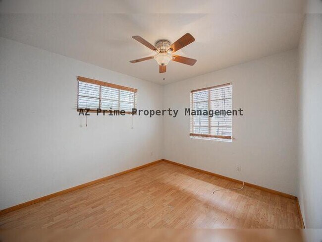 Building Photo - 9430 N 11th Pl