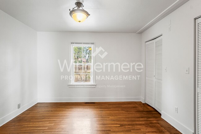 Building Photo - 10125 N Whitworth Dr