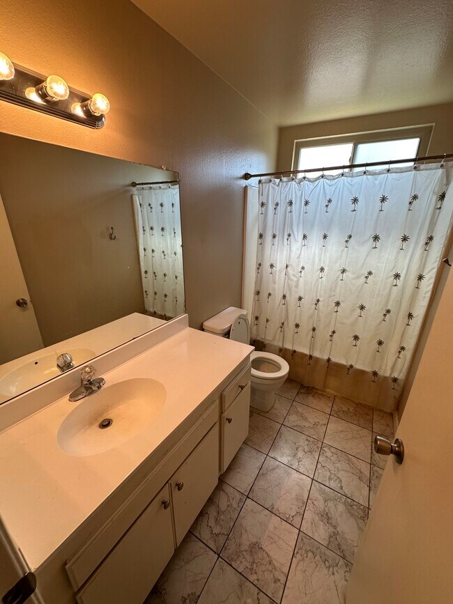 Building Photo - 917 W State St