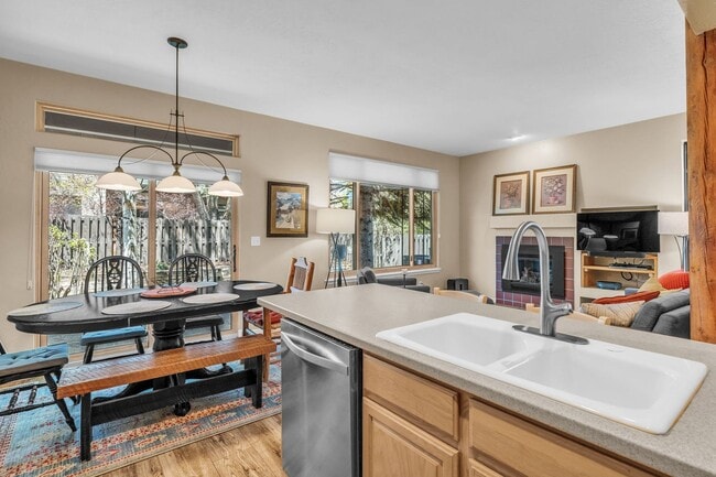 Building Photo - Cottage Loop Townhome
