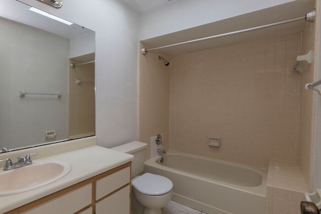Building Photo - 2bedroom 2 bath townhouse with 2 car garage