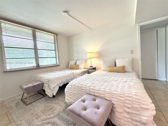 Building Photo - 901 W Cypress Ln