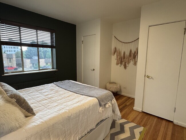 Building Photo - "Charming 1-Bed End Unit Condo on Bellaire...