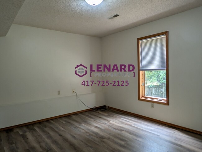 Building Photo - Large 4 Bedroom Home