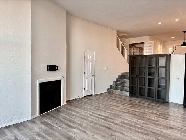 Building Photo - 2700 Vista Grande Dr NW