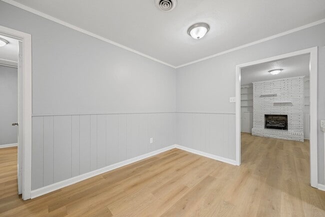 Building Photo - 995 Avon Rd