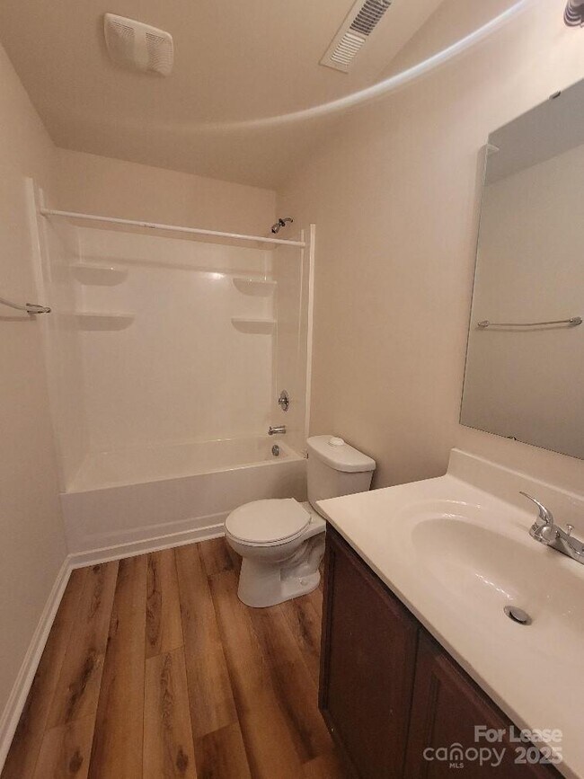 Building Photo - 5823 Hewitt Dr