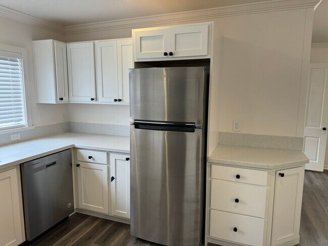 Building Photo - Updated 3 bedroom 2 bathroom duplex in his...