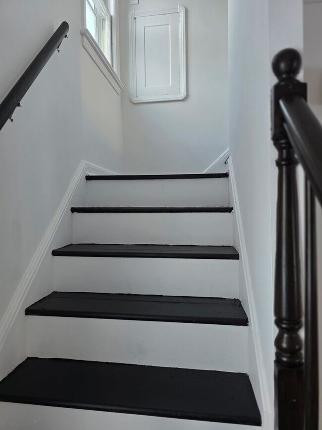 Building Photo - 3 Bedroom Updated Single Family Home