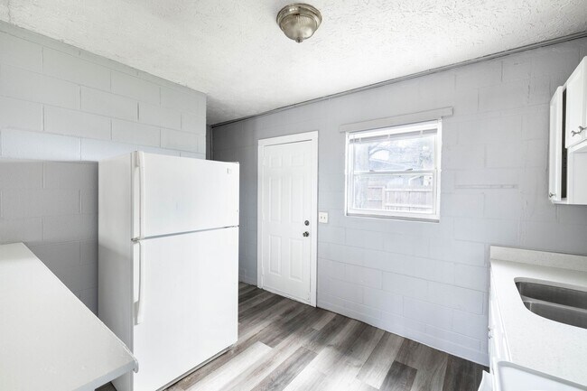 Building Photo - 2 Bed, 1 Bath %50 OFF FIRST MONTH'S RENT!