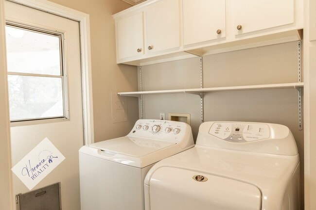 Building Photo - 1121 N Cambridge Ave