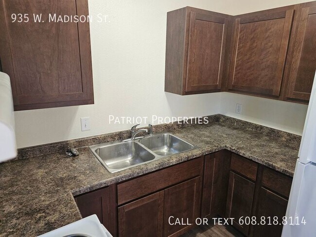 Building Photo - 935 W Madison St