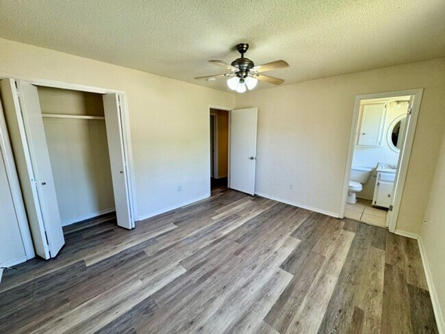 Building Photo - 3 bed 2 bath house now available for lease