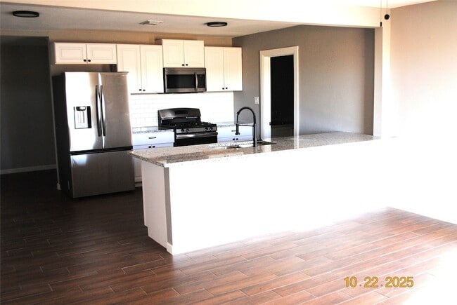 Building Photo - 410 Ayres St